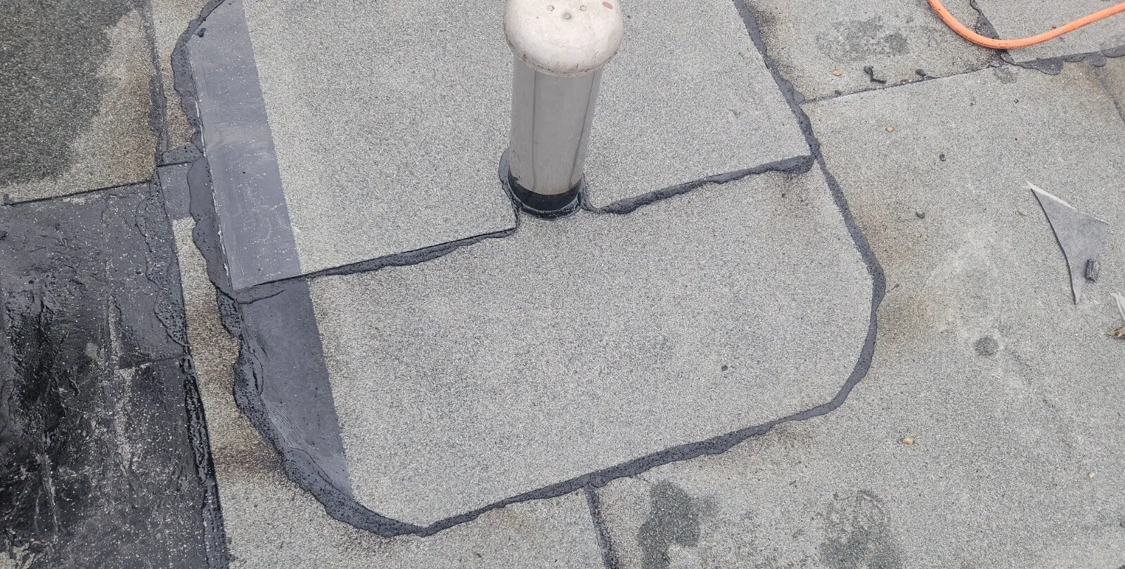 Abgedichtete Rohrdurchdringung auf einem Flachdach