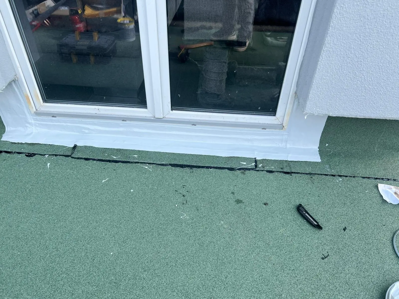 Mit Flüssigkunststoff abgedichteter Anschluss an einer Terrassentürschwelle