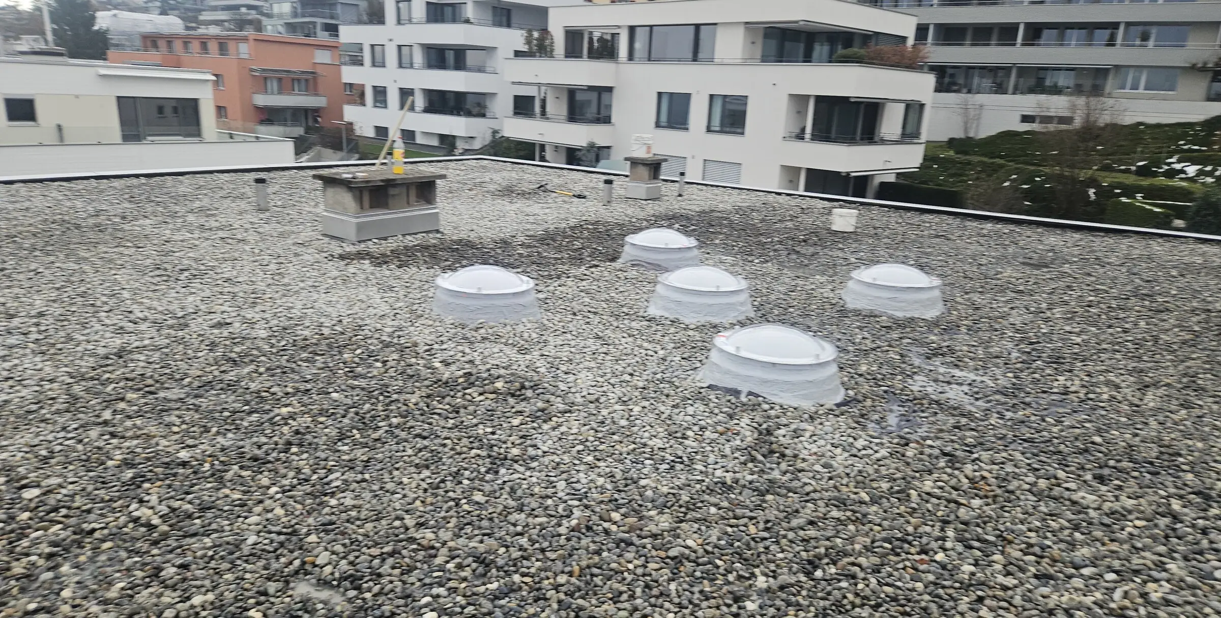 Kiesdach mit mehreren Lichtkuppeln