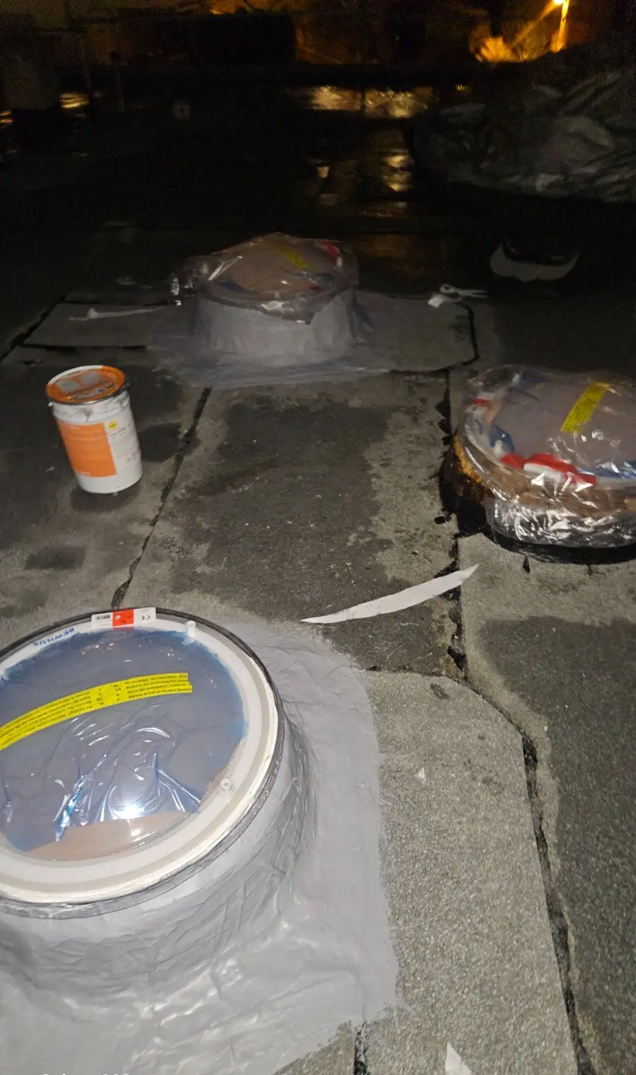 Abdichtungsarbeiten an Lichtkuppeln bei Nacht